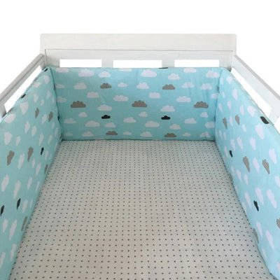 Réducteur de lit bébé turquoise et nuages 