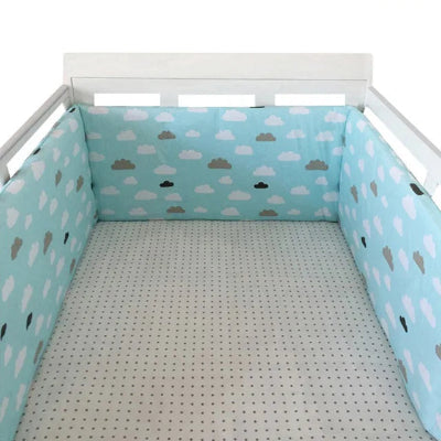 Réducteur de lit bébé turquoise et nuages 