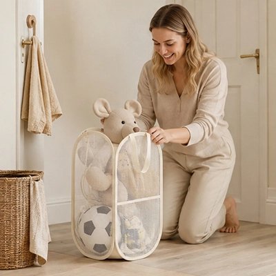 Rangement pour peluche​s maman a genou souriante et heureuse