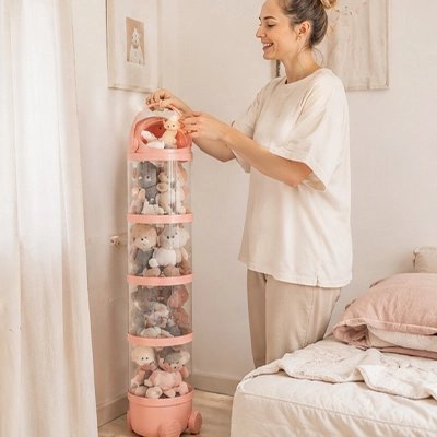Rangement pour peluche​s maman qui range un toutou avec le sourire
