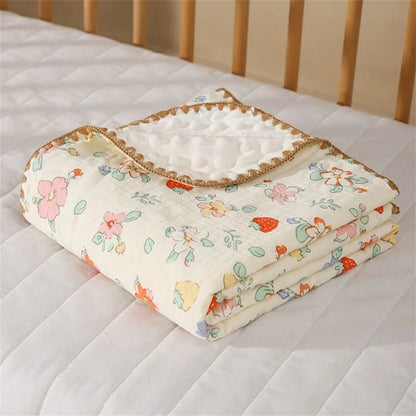 Cocon d'emmaillotage fleurs et fraises