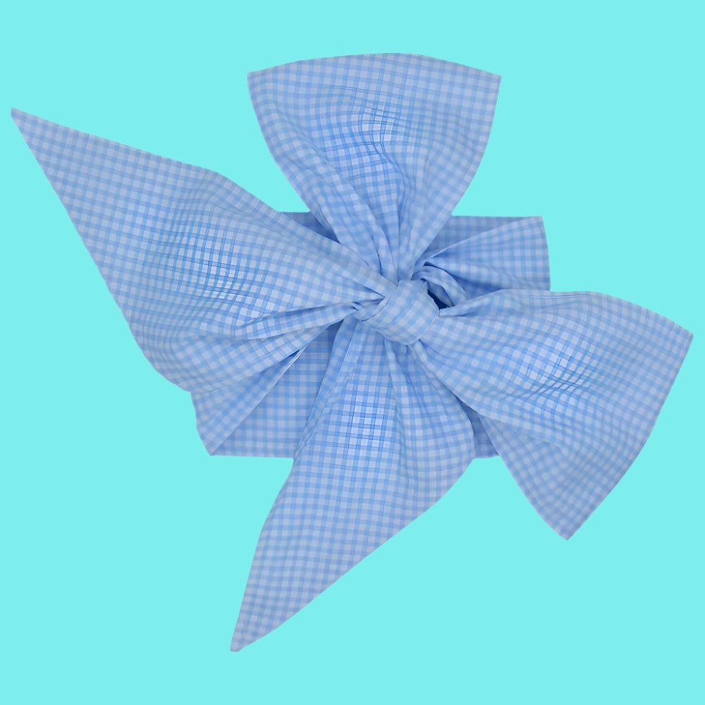 une couverture pour emmaillotage bleu carreau