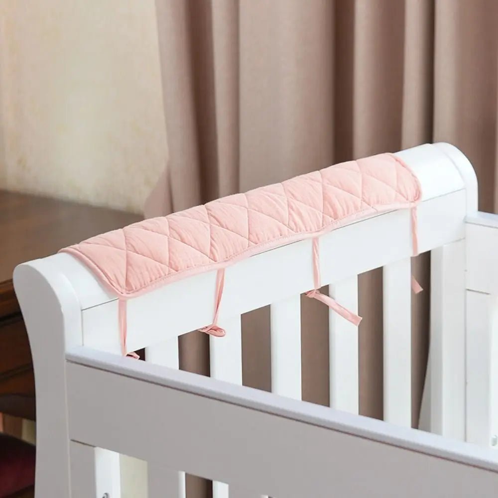 Tour de lit bébé respirant mordre le rebord