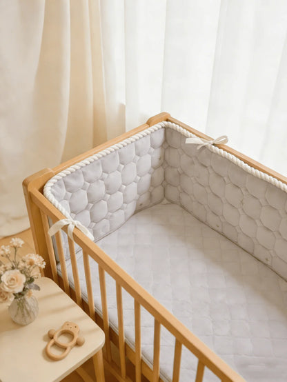 Tour de Lit Complet Bébé gris confortable sur couchette