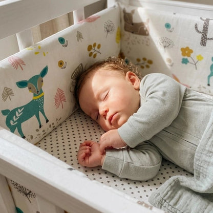 Tour de lit complet bebe sur le cote qui sommeille 