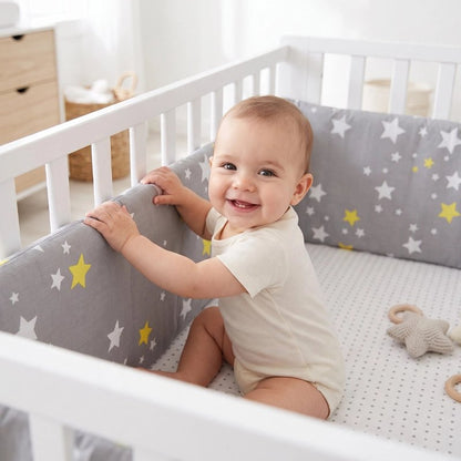 Tour de lit complet pour bebe gris assis avec le sourire des etoiles jaunes