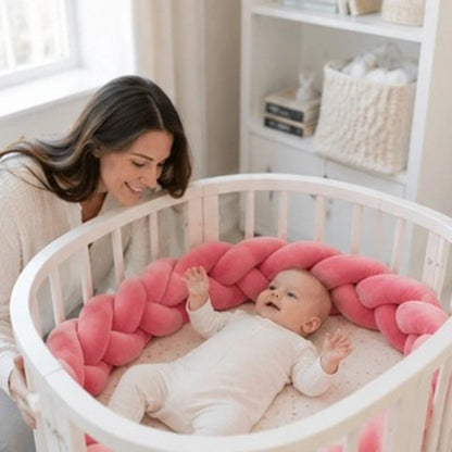 Tour de lit tressé Bébé éveillé dans une couchette avec tresse ivoire et mobile