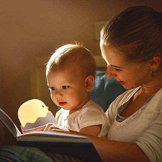 Veilleuse bébé petit coco avec sa maman heureux 