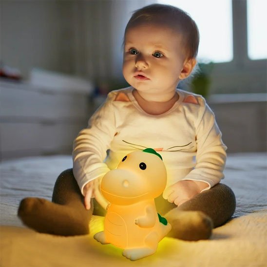 Veilleuse dinosaure fillette assis avec dino