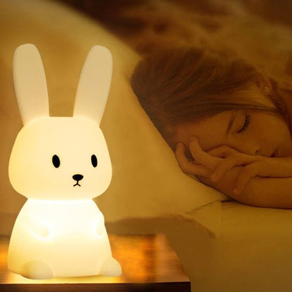 Veilleuse lapin bébé sommeil jaune fillette qui dort