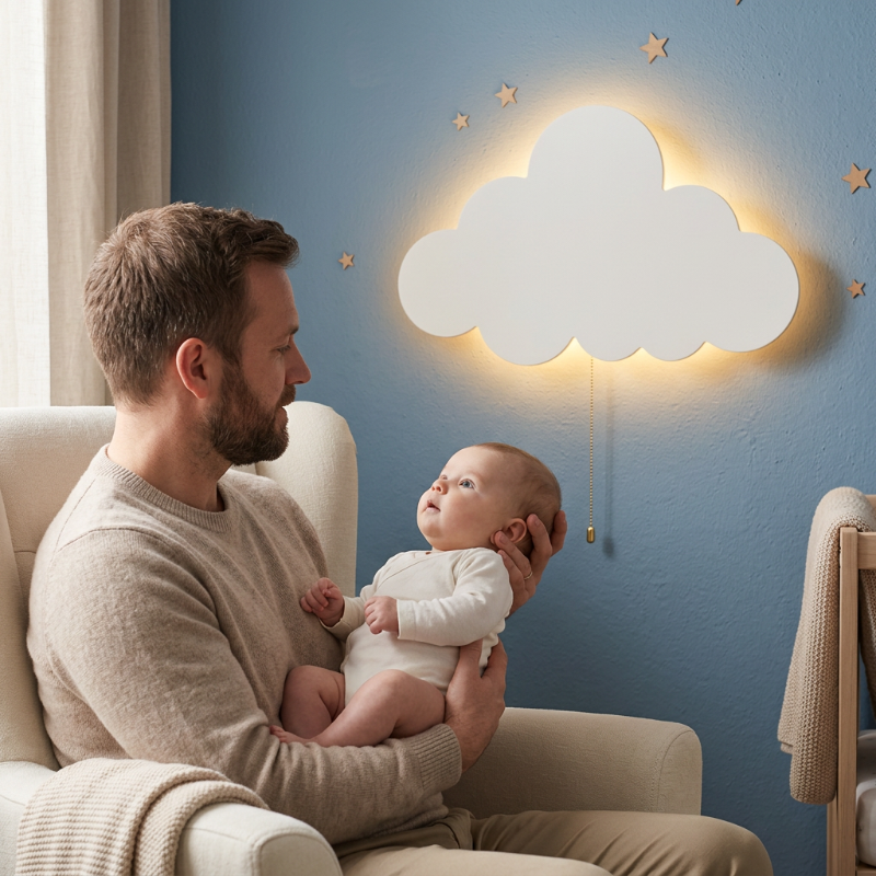 Veilleuse murale bébé un Bébé dans les bras de papa admirant la veilleuse nuage