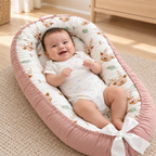 Bébé dans le nid rose à motifs faons, vue rapprochée