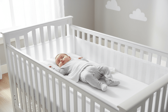 Tour de Lit Respirant Bébé - Sécurité & Aération Optimale Bébé dormant paisiblement avec tour de lit respirant blanc