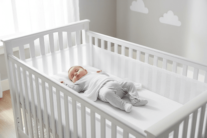 Tour de Lit Respirant Bébé - Sécurité & Aération Optimale Bébé dormant paisiblement avec tour de lit respirant blanc
