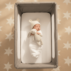 cododo lit et Bébé dort avec ourson ambiance soir vue top
