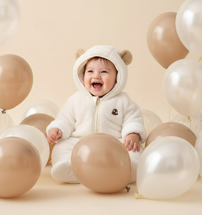 combinaison bebe ourson
Bébé en combinaison blanche avec ballons neutres