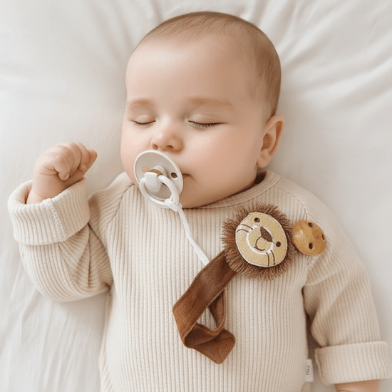 attache sucette pour bebe et petitBébé endormi attache sucette lion body crème