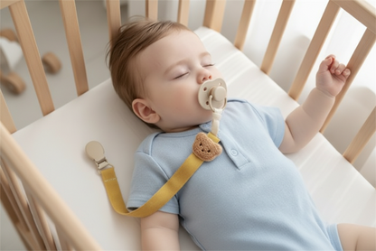 attache tétine jaune Bébé endormi avec attache-sucette ourson jaune