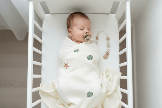 attache sucette bebe
Bébé endormi avec attache-sucette