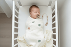 attache sucette bebe
Bébé endormi avec attache-sucette