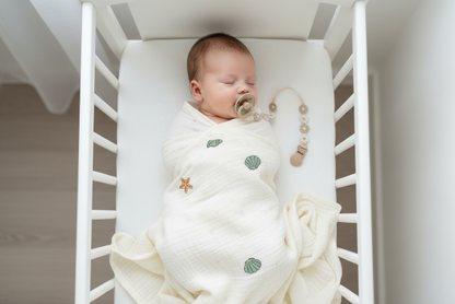 attache sucette bebe
Bébé endormi avec attache-sucette
