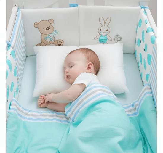 contour lit de bebe Bébé endormi avec oreiller et couverture – literie ourson et lapin turquoise