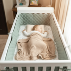 Tour de Lit Bébé Respirant Protect Breath - Anti-Suffocation
Bébé endormi - tour de lit vert sauge