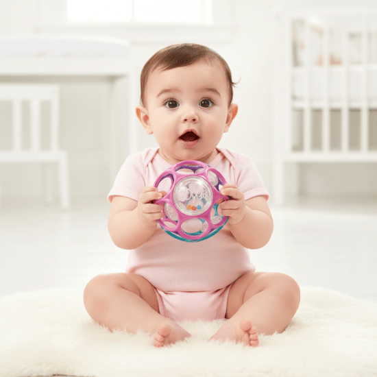 Balle Sensorielle Bébé petit Bébé fille assise tapis balle sensorielle rose violet émerveillement