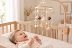 Bébé fille qui regarde son mobile dans une chambre douce