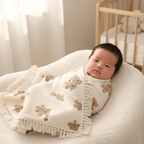 cocon d emmaillotage
Bébé garçon emmailloté couverture ourson