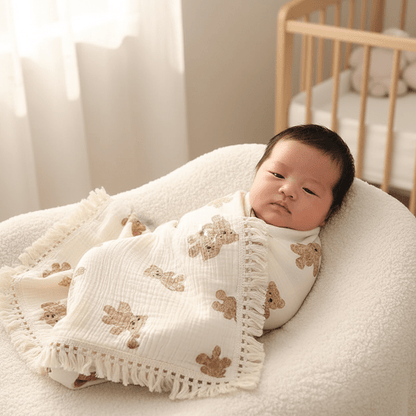 cocon d emmaillotage
Bébé garçon emmailloté couverture ourson
