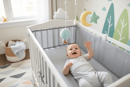 Tour de Lit Respirant Bébé - Sécurité & Aération Optimale Bébé heureux regardant mobile avec tour de lit respirant
