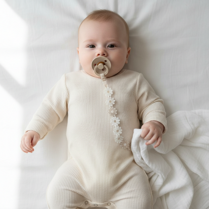 attache sucette bebe
Bébé overhead avec attache-sucette