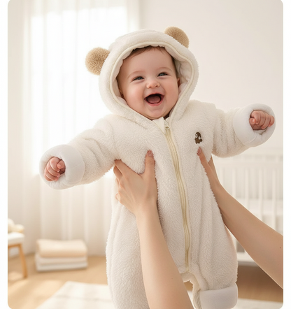 combinaison bebe ourson
Bébé riant en combinaison blanche