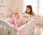 Contour de Lit Bébé souriant assis dans son lit avec maman
