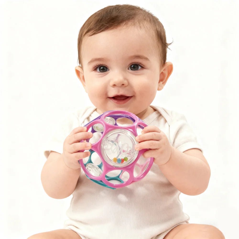 balle sensorielle bebe emerveille fillette qui sourit 