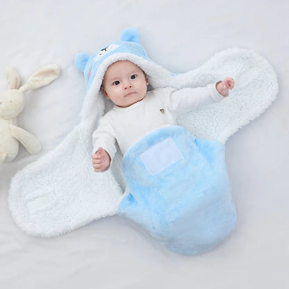 bebe dans une couverture d'emmaillotage bleue pale