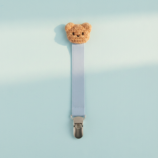 attache tétine coloris bleu Clip ourson bleu poudré fond bleu pastel