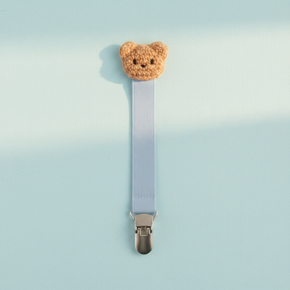 attache tétine coloris bleu Clip ourson bleu poudré fond bleu pastel