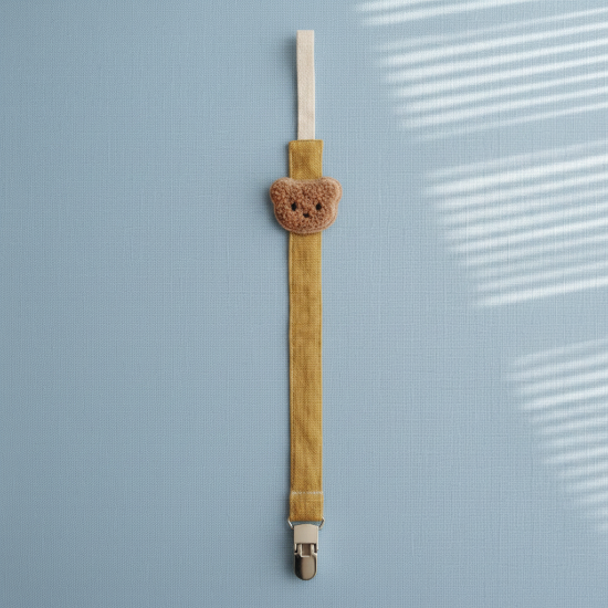 attache tétine coloris Clip ourson jaune moutarde fond bleu 