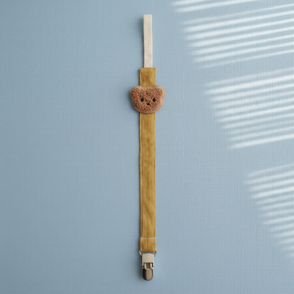 attache tétine coloris Clip ourson jaune moutarde fond bleu 