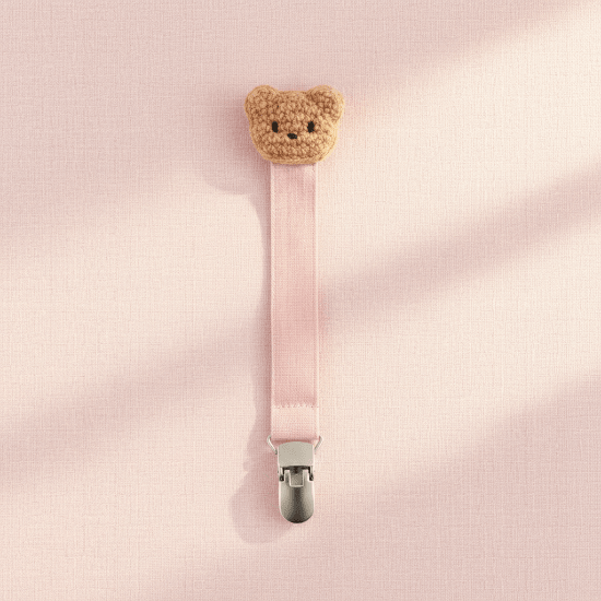 attache tétine coloris rose Clip ourson rose fond rose pastel