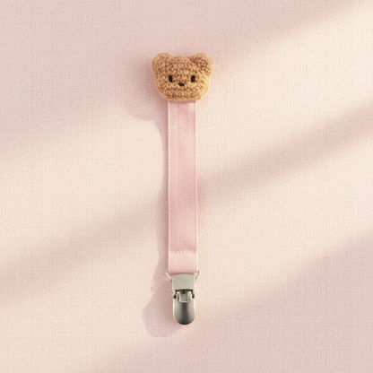 attache tétine coloris rose Clip ourson rose fond rose pastel