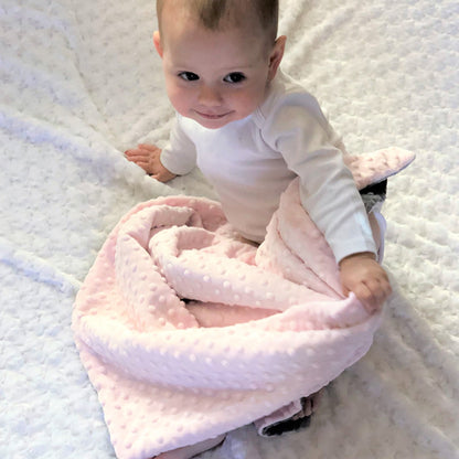 cocon d'emmaillotage rose garcon sourire