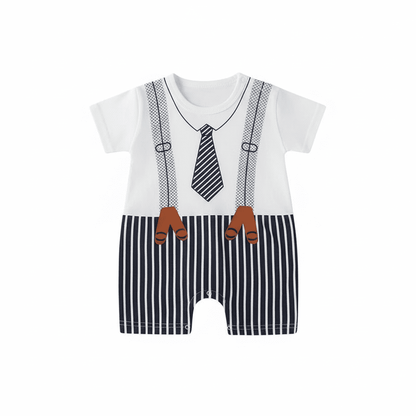 Combinaison blanche avec cravate rayée