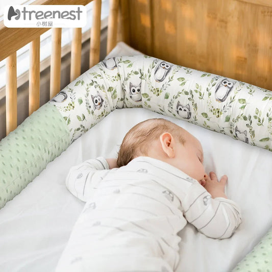 contour de lit de bébé
avec bebe sur le ventre
