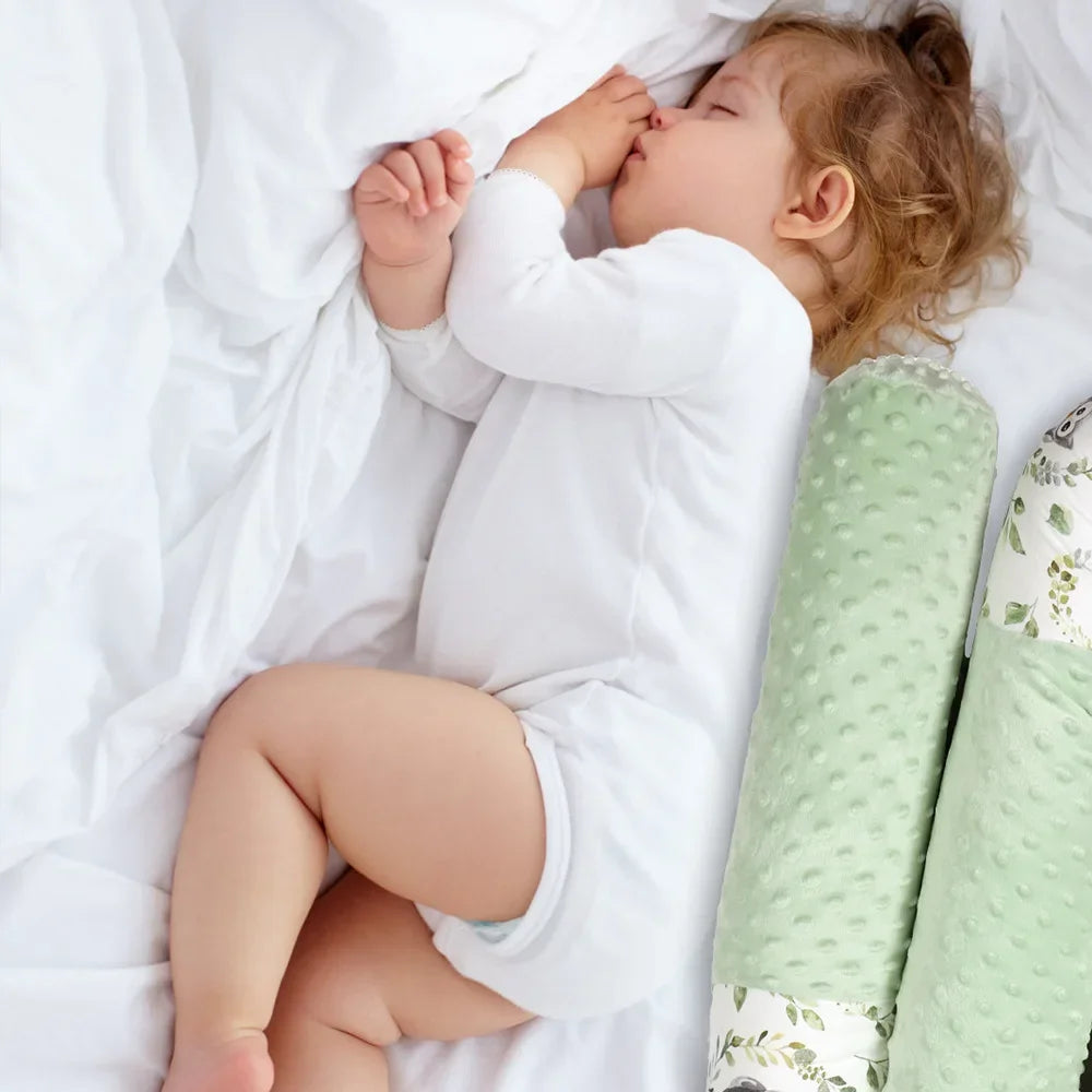 contour de lit de bébé qui dort sur le cote