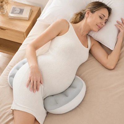 coussin femme enceinte pour dormir cote en robe blanche 