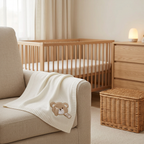 Couverture ourson dans une chambre de bébé douce et chaleureuse