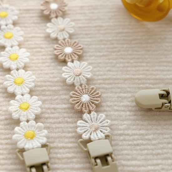 attache sucette bebe
Détail dentelle attache-sucette